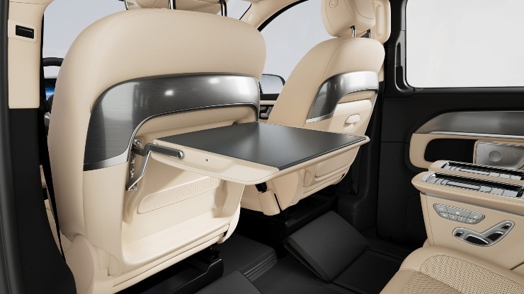 Tisch und beleuchtete Zierelemente an R&uuml;ckenlehne Bild 1