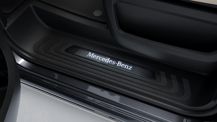 Schriftzug Einstieg Mercedes-Benz beleuchtet Bild 1