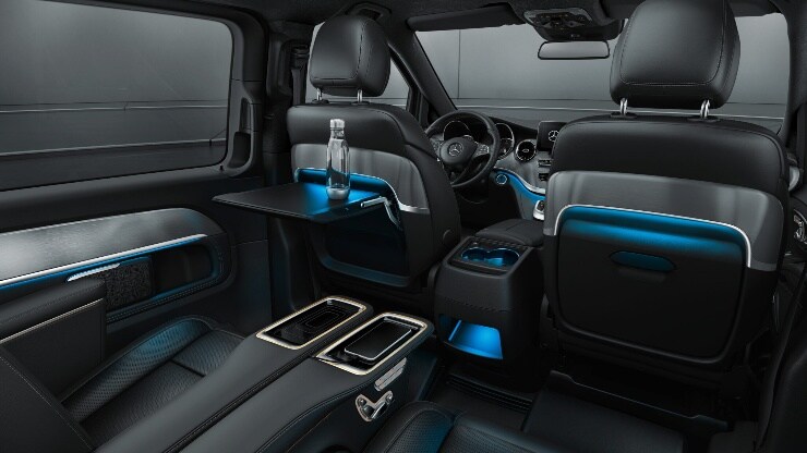 Tisch und beleuchtete Zierelemente an R&uuml;ckenlehne 1