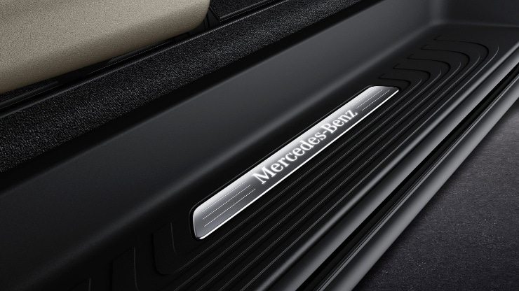 Schriftzug Einstieg Mercedes-Benz beleuchtet Bild 1