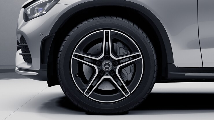 48,3 cm (19") AMG Leichtmetallräder im 5-Doppelspeichen-Design Bild 1