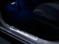 Mercedes-AMG EQE Limousine AMG Einstiegsleisten mit "AMG" Schriftzug, beleuchtet und mit Wechselcover