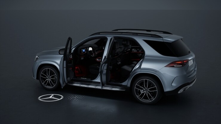 Umfeldbeleuchtung mit animierter Projektion des Mercedes-Benz Pattern Bild 1