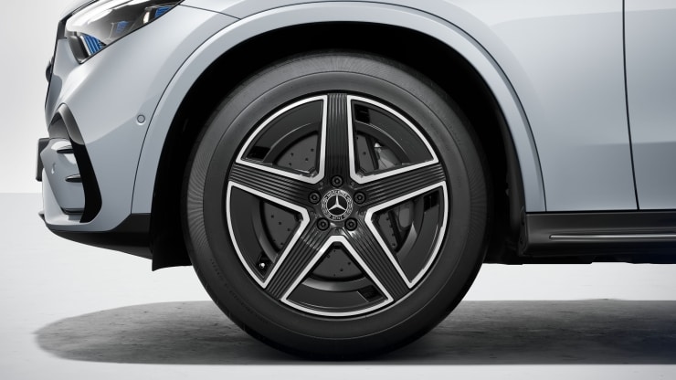 48,3 cm (19") AMG Leichtmetallräder im 5-Speichen-Design Bild 1