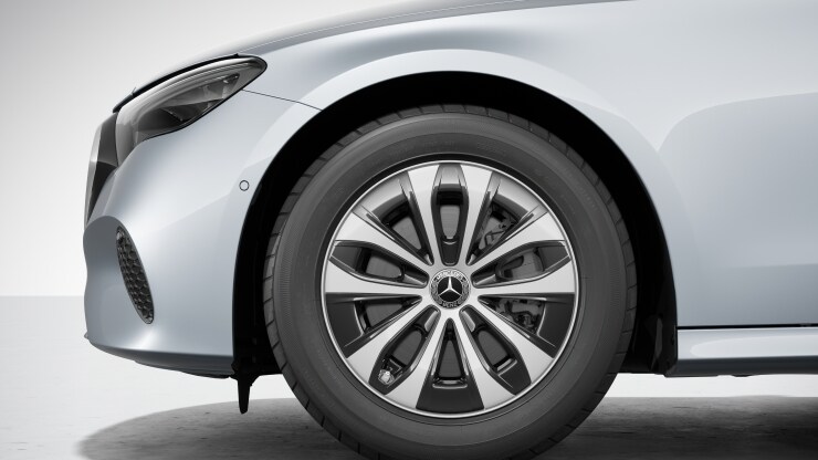 43,2 cm (17") Leichtbauräder mit voll abdeckenden Radzierblenden 1