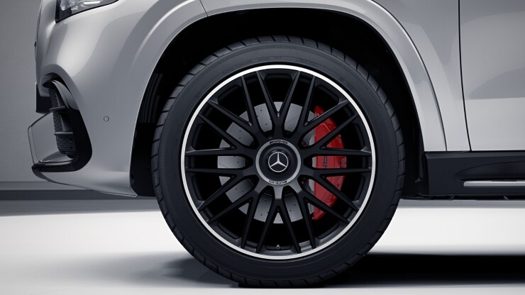 58,4 cm (23") AMG Schmiederäder im Vielspeichen-Design 2