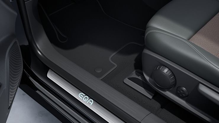 Einstiegsleisten mit baureihenspezifischem Schriftzug&comma; beleuchtet und mit Wechselcover Bild 1