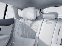 EQS Saloon Luxury rear head restraints