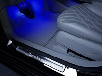 EQS Saloon Illuminated door sill panels with 'Mercedes-Benz' lettering