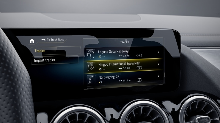 Digitales Extra&colon; AMG TRACK PACE 1