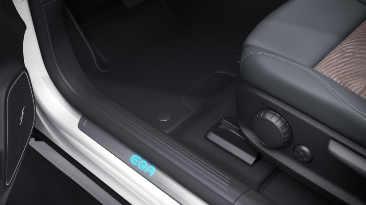 Einstiegsleisten mit baureihenspezifischem Schriftzug&comma; beleuchtet und mit Wechselcover Bild 1