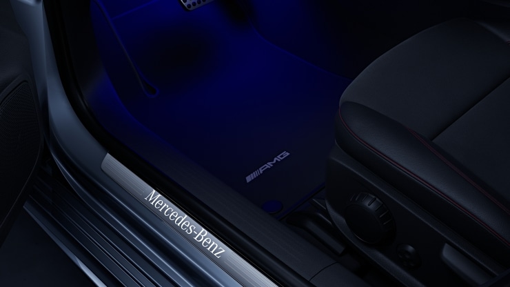 Einstiegsleisten mit "Mercedes-Benz" Schriftzug&comma; beleuchtet und mit Wechselcover 2
