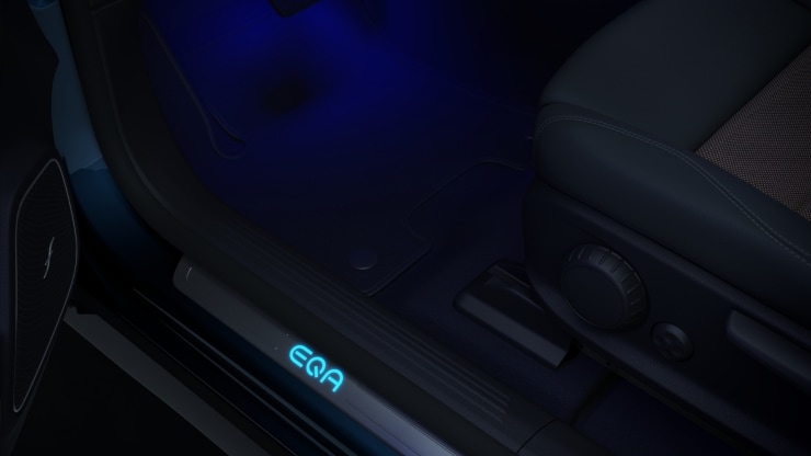 Einstiegsleisten mit baureihenspezifischem Schriftzug, beleuchtet und mit Wechselcover 2