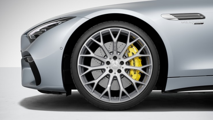 53,3 cm (21") AMG Leichtmetallräder im Vielspeichen-Design Bild 1