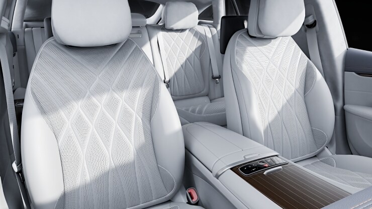 Multikontursitze f&uuml;r Fahrer und Beifahrer 2