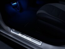 Mercedes-AMG EQE Limousine AMG Einstiegsleisten mit "AMG" Schriftzug, beleuchtet und mit Wechselcover