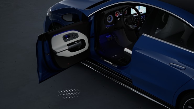 Umfeldbeleuchtung mit animierter Projektion des Mercedes-Benz Pattern&comma; 2-fach Bild 1