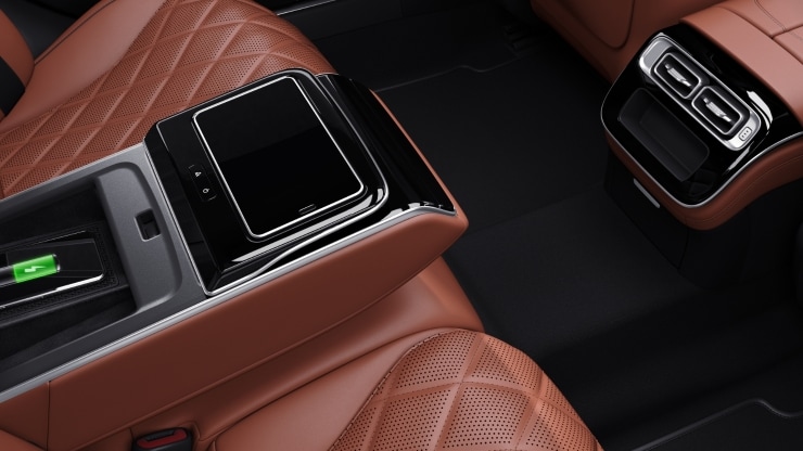 Kabelloses Ladesystem f&uuml;r mobile Endger&auml;te im Fond Bild 1