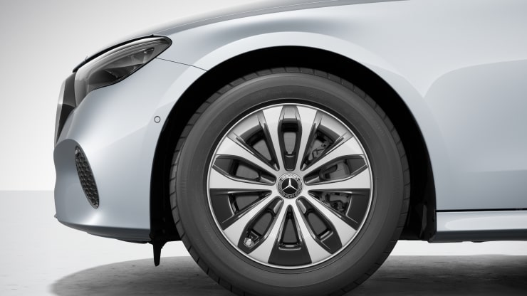 43&comma;2 cm &lpar;17"&rpar; Leichtbaur&auml;der mit voll abdeckenden Radzierblenden Bild 1