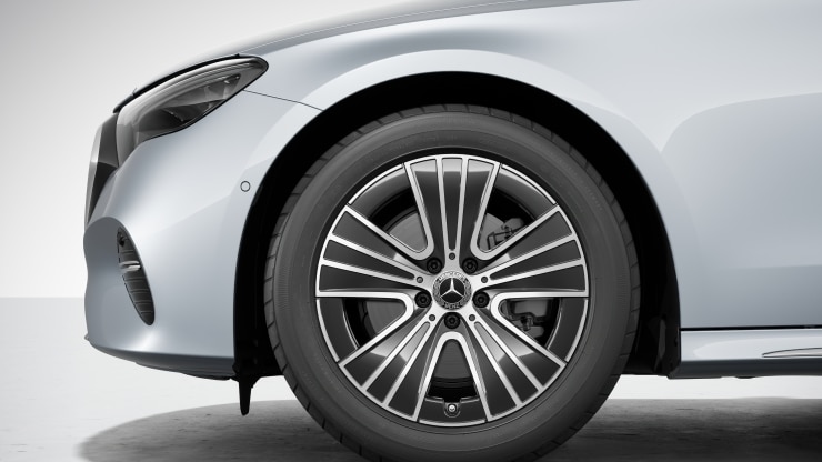 45&comma;7 cm &lpar;18"&rpar; Leichtmetallr&auml;der im 5-Speichen-Design Bild 1