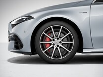 Mercedes-AMG A-Klasse Kompaktlimousine Winter-Paket Plus mit 45,7 cm (18") Winter-Kompletträdern