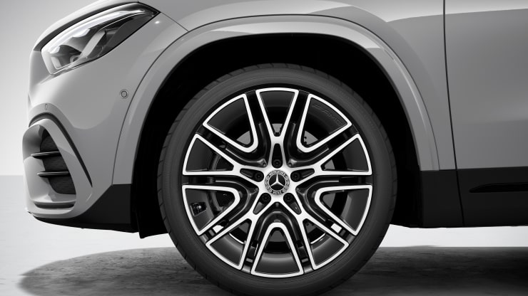 50,8 cm (20") AMG Leichtmetallräder im 10-Doppelspeichen-Design 1