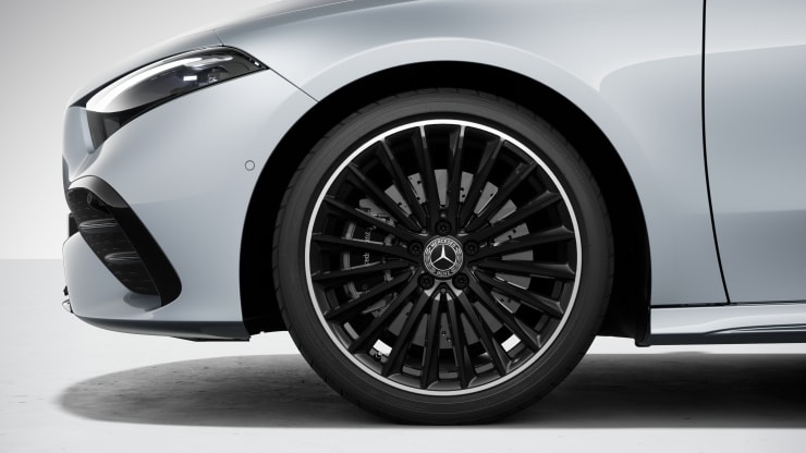 48,3 cm (19“) AMG Leichtmetallräder im Vielspeichen-Design 1