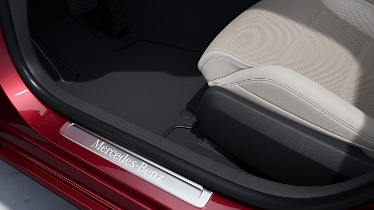 Einstiegsleisten mit "Mercedes-Benz" Schriftzug&comma; beleuchtet und mit Wechselcover 2