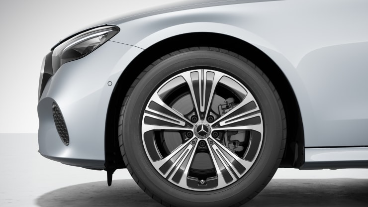 45,7 cm (18") Leichtmetallräder im 5-Speichen-Design 1