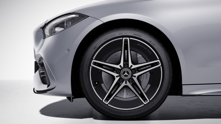 45,7 cm (18") AMG Leichtmetallräder im 5-Speichen-Design 1