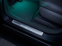 EQE SUV กาบบันไดเรืองแสงพร้อมสัญลักษณ์ Mercedes-Benz