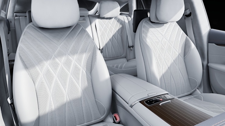 Multikontursitze f&uuml;r Fahrer und Beifahrer 2