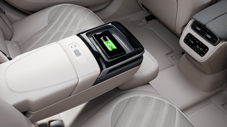 Kabelloses Ladesystem f&uuml;r mobile Endger&auml;te im Fond 2