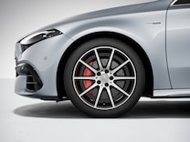 Mercedes-AMG A-Klasse Kompaktlimousine Winter-Paket Plus mit 45,7 cm (18") Winter-Kompletträdern
