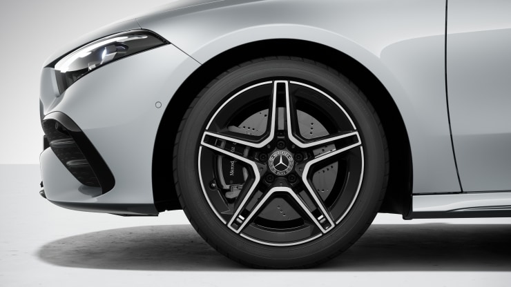 45,7 cm (18") AMG Leichtmetallräder im 5-Doppelspeichen-Design 1