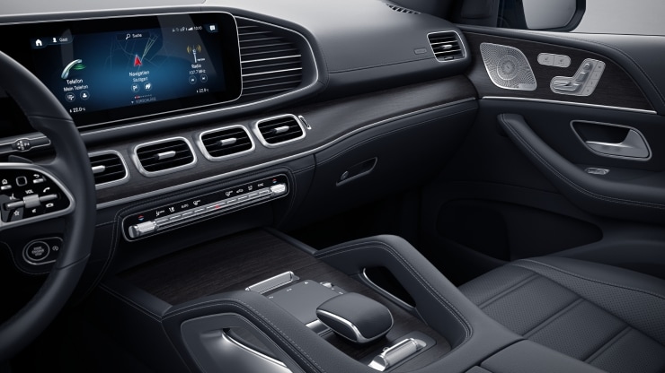 Deska rozdzielcza oraz g&oacute;rna cz&eogon;&sacute;&cacute; drzwi wyko&nacute;czona materia&lstrok;em ARTICO 2