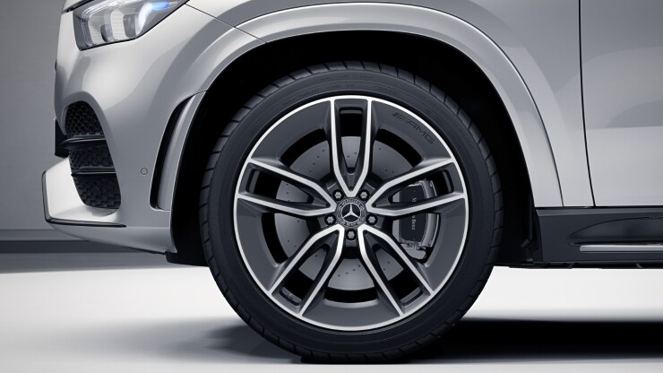 55,9 cm (22") AMG Leichtmetallräder im 5-Doppelspeichen-Design 1