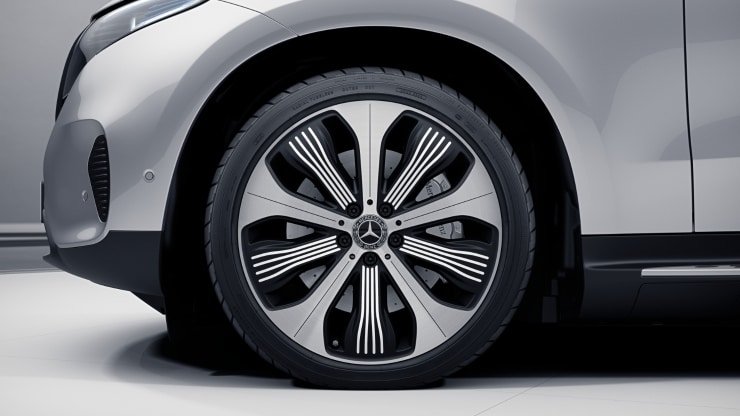 Llantas de aleaci&oacute;n de 50&comma;8 cm &lpar;20"&rpar; y 10 radios color negro brillante con elementos en blanco Imagen 1