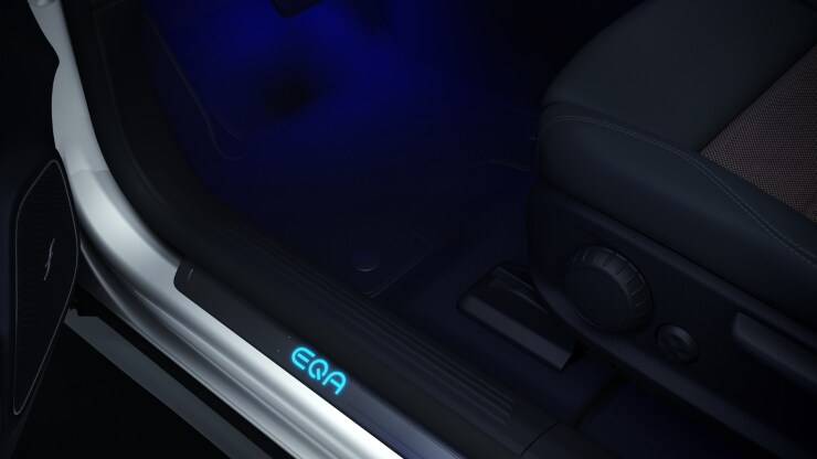 Einstiegsleisten mit baureihenspezifischem Schriftzug&comma; beleuchtet und mit Wechselcover 2