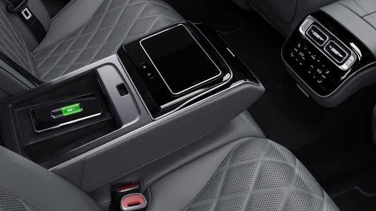 Kabelloses Ladesystem f&uuml;r mobile Endger&auml;te im Fond Bild 1