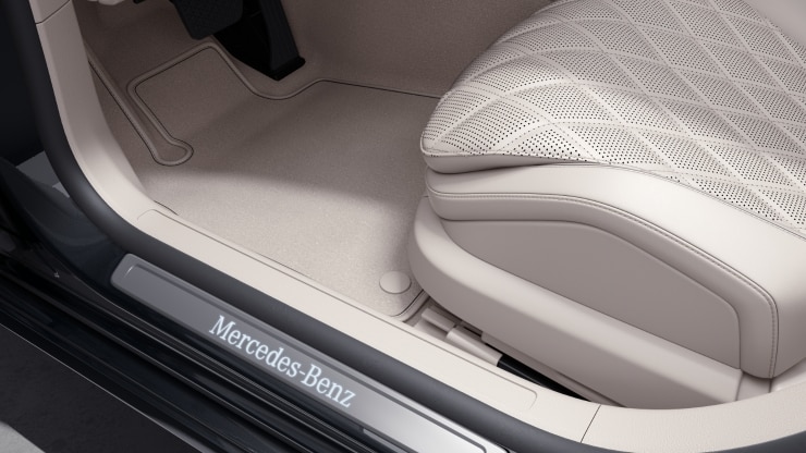 Einstiegsleisten mit „Mercedes-Benz“ Schriftzug vorn und hinten, beleuchtet 1