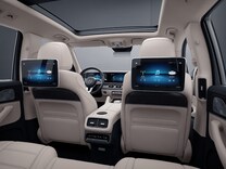 Mercedes-Maybach GLS จอโทรทัศน์ 2 ตำแหน่งสำหรับผู้โดยสารด้านหลัง และชุดควบคุมอุปกรณ์เพื่อความบันเทิง