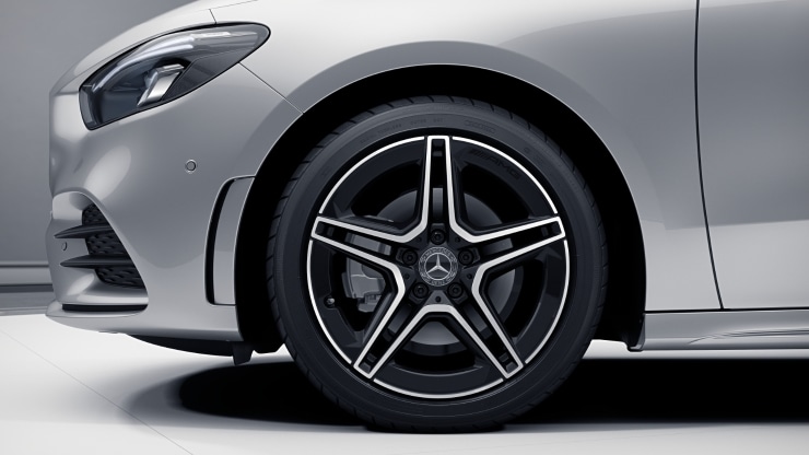 45,7 cm (18") AMG Leichtmetallräder im 5-Doppelspeichen-Design 1