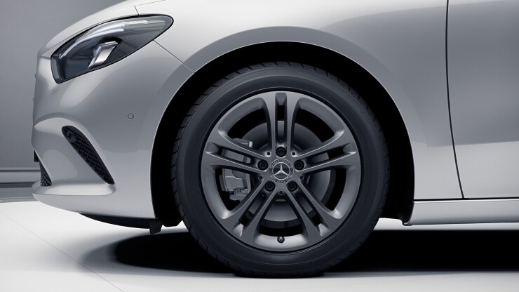 43&comma;2 cm &lpar;17"&rpar; Leichtmetallr&auml;der im 5-Doppelspeichen-Design Bild 1