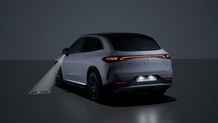 Umfeldbeleuchtung mit animierter Projektion des Mercedes-Benz Pattern 1