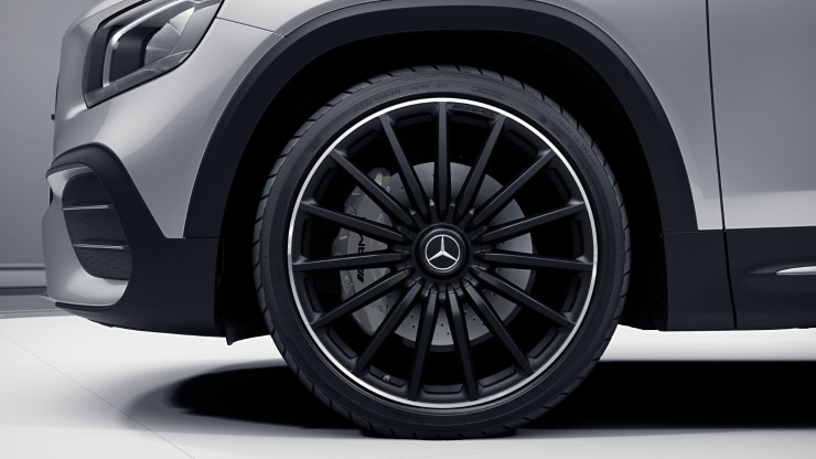 53,3 cm (21") AMG Leichtmetallräder im Vielspeichen-Design Bild 1