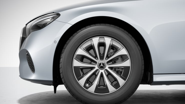 43,2 cm (17") Leichtbauräder mit voll abdeckenden Radzierblenden 1