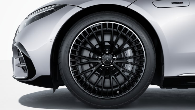 53,3 cm (21") AMG Leichtmetallräder im Kreuzspeichen-Design Bild 1