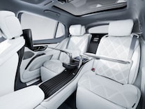 Mercedes-Maybach EQS SUV 後座折疊桌