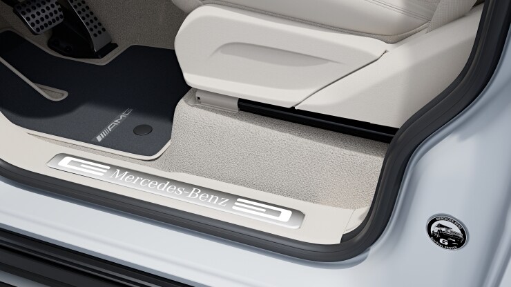 AMG Fu&szlig;matten schwarz mit Kontrastziernaht in Blau 1